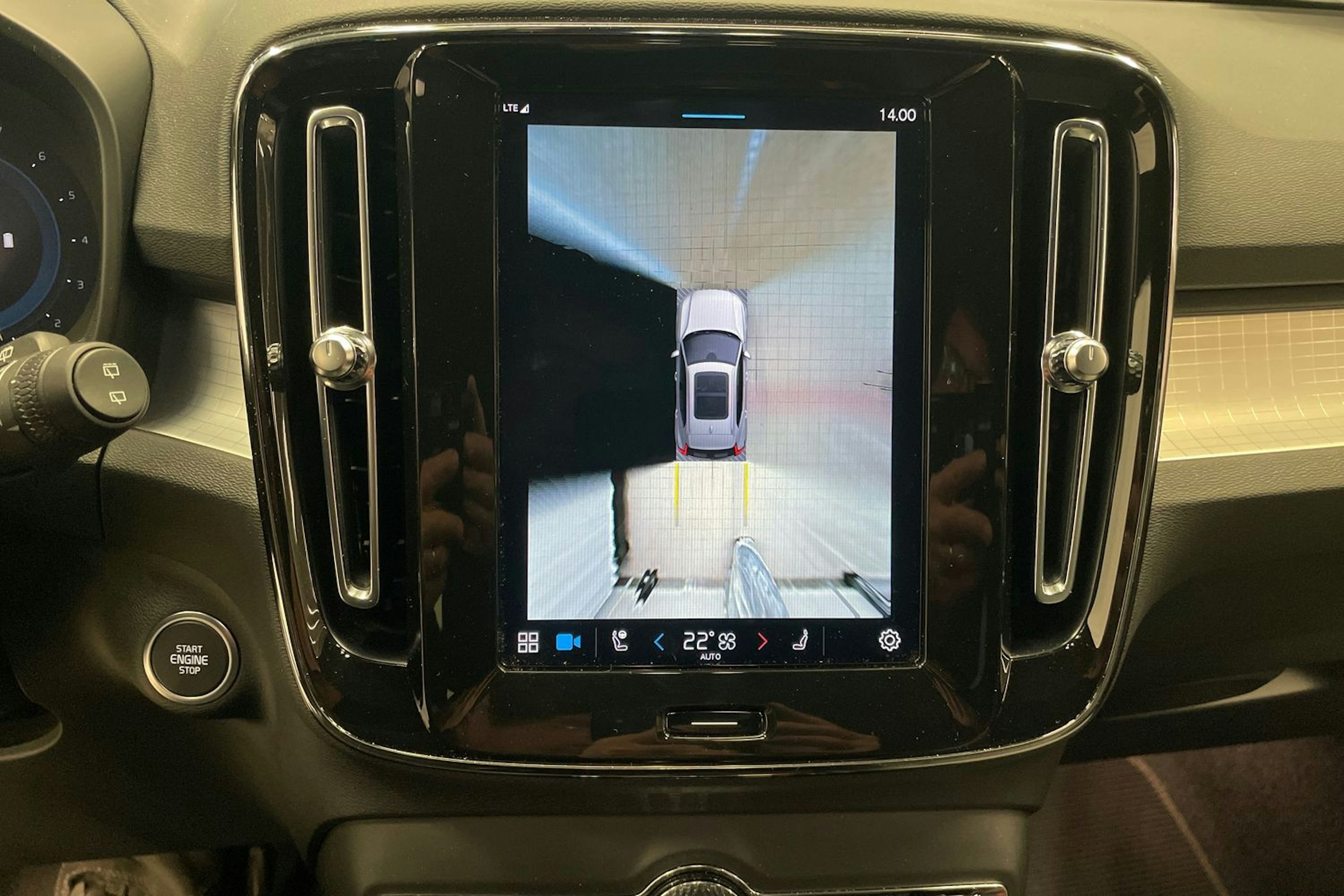 vihreä Volvo XC40 2023 kuva 17.