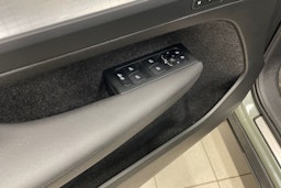 vihreä Volvo XC40 2023 kuva 18.
