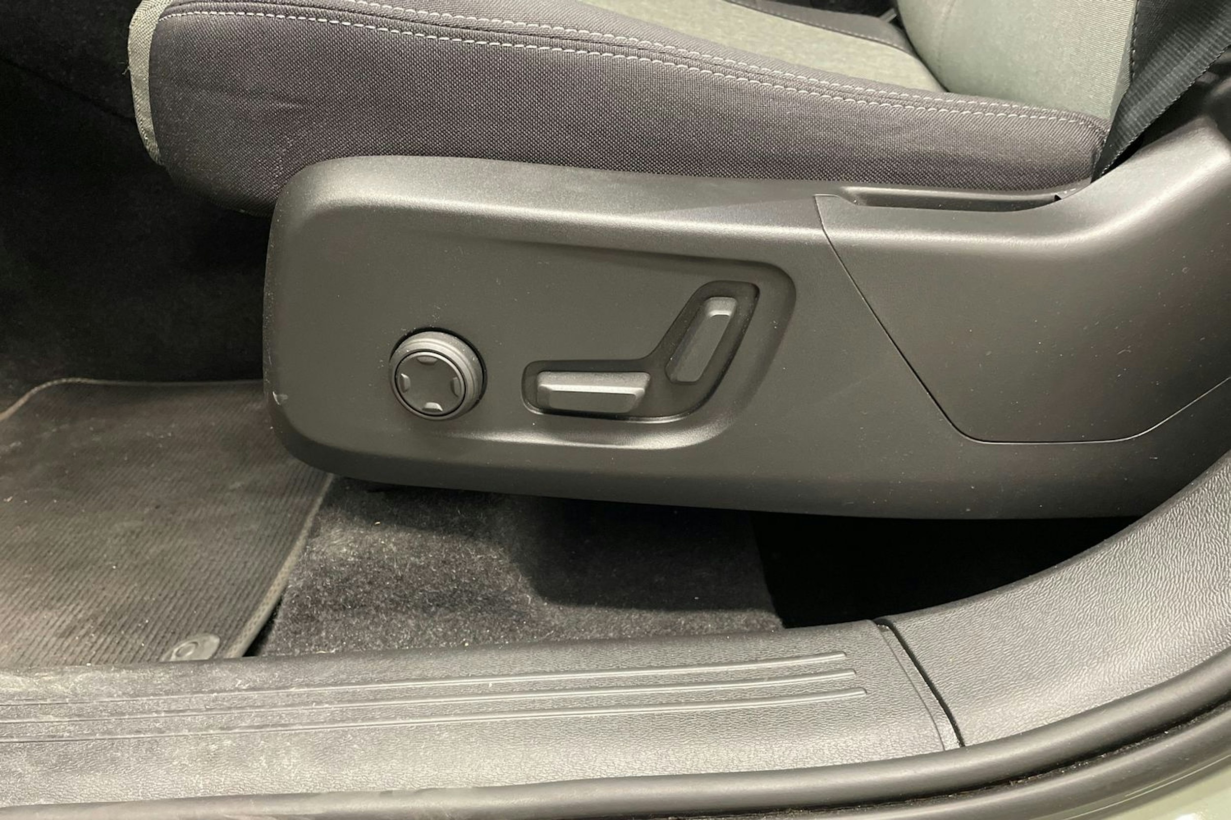 vihreä Volvo XC40 2023 kuva 19.