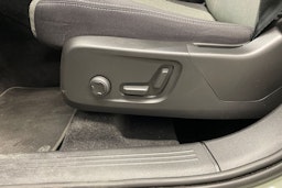 vihreä Volvo XC40 2023 kuva 19.