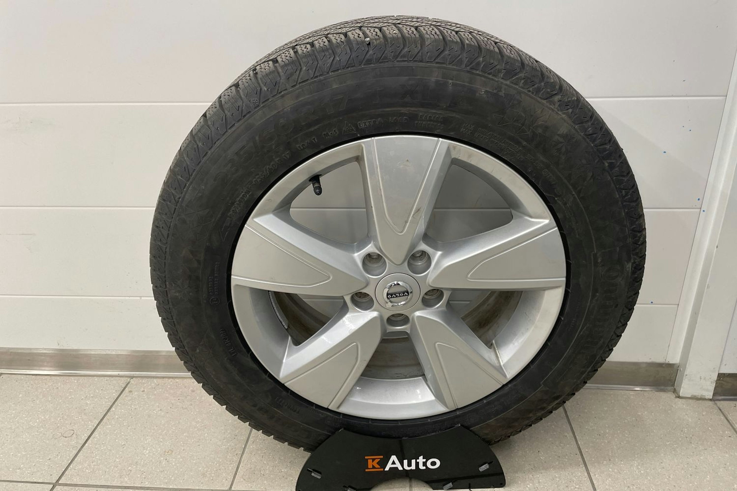 vihreä Volvo XC40 2023 kuva 22.