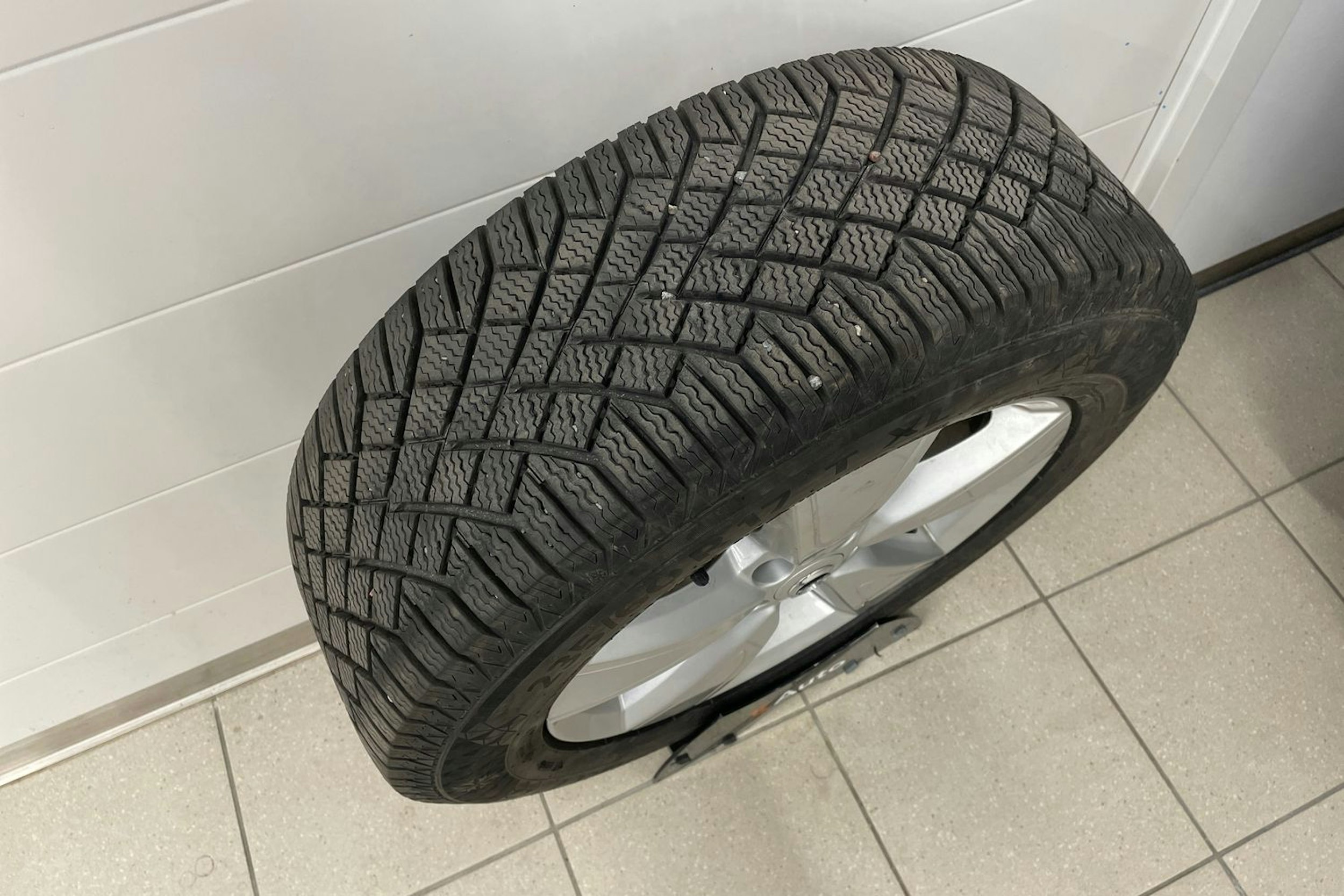 vihreä Volvo XC40 2023 kuva 23.