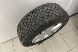 vihreä Volvo XC40 2023 kuva 23.