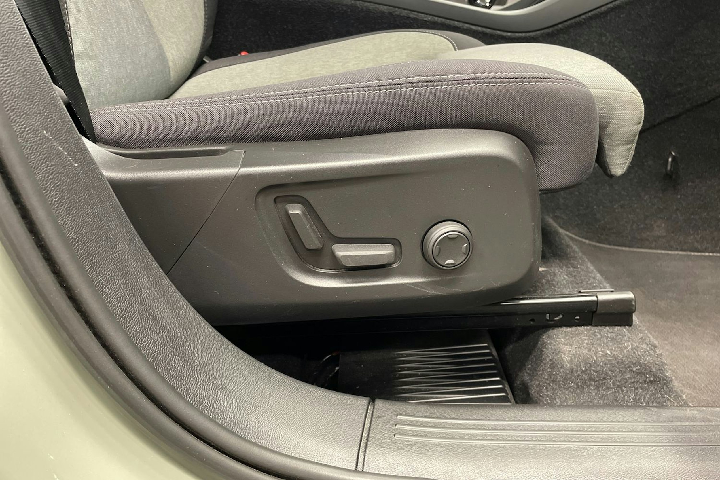 vihreä Volvo XC40 2023 kuva 24.