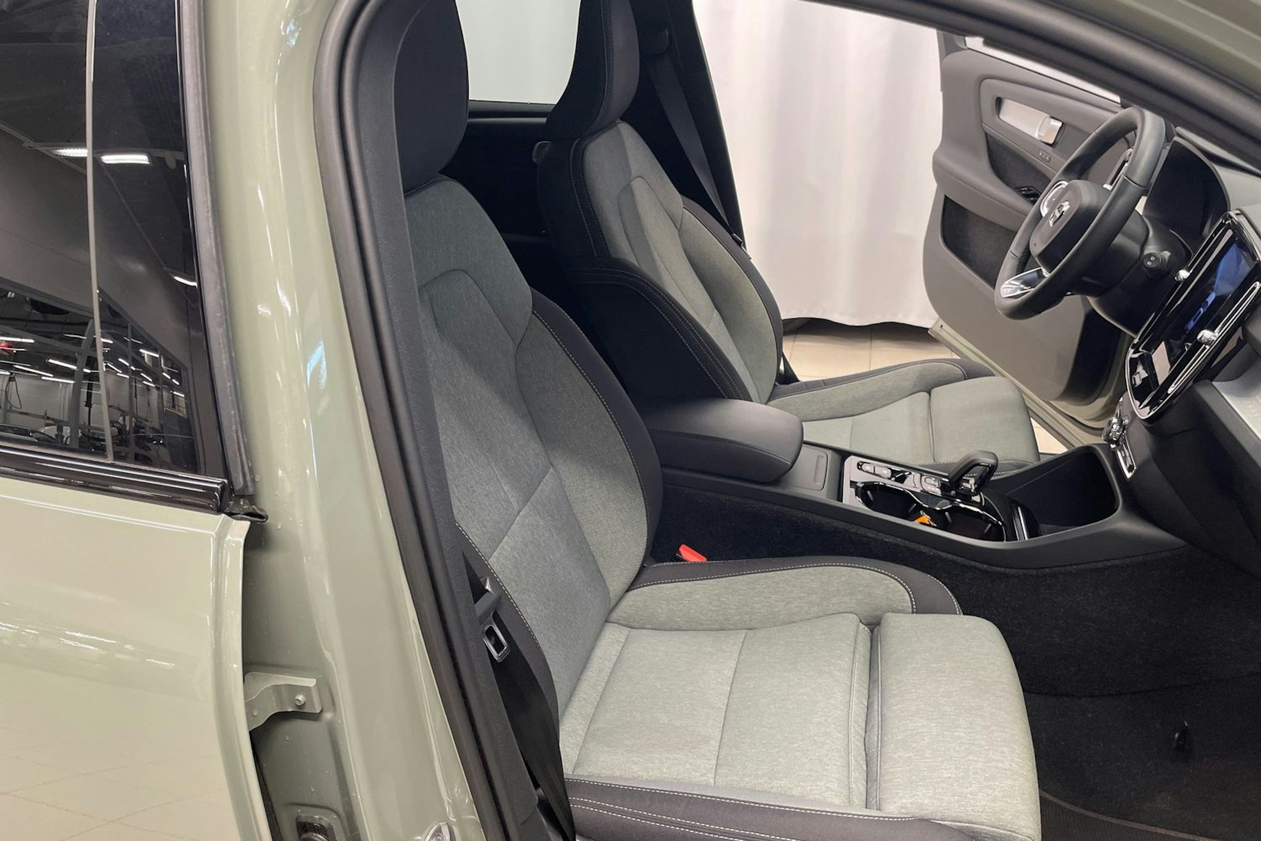 vihreä Volvo XC40 2023 kuva 25.
