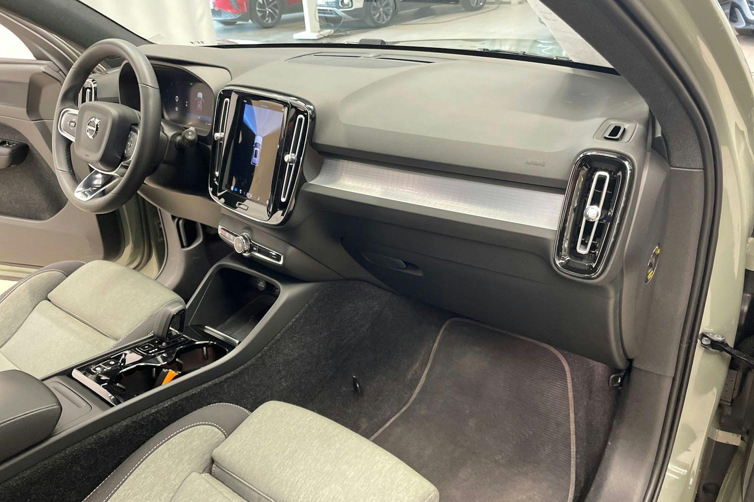 vihreä Volvo XC40 2023 kuva 26.