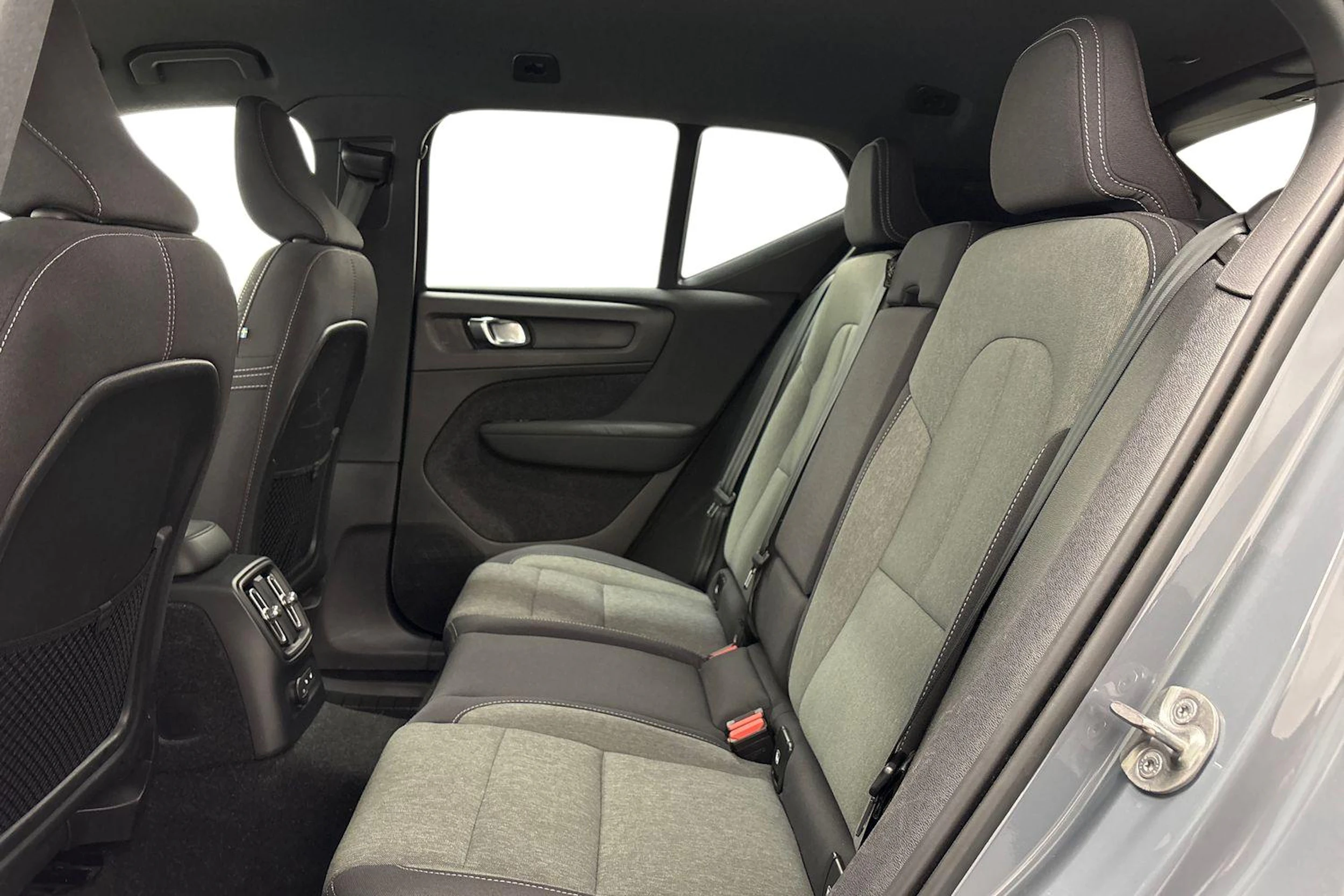 harmaa Volvo XC40 2023 kuva 11.
