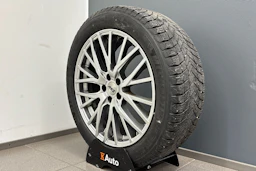harmaa Volvo XC40 2023 kuva 13.