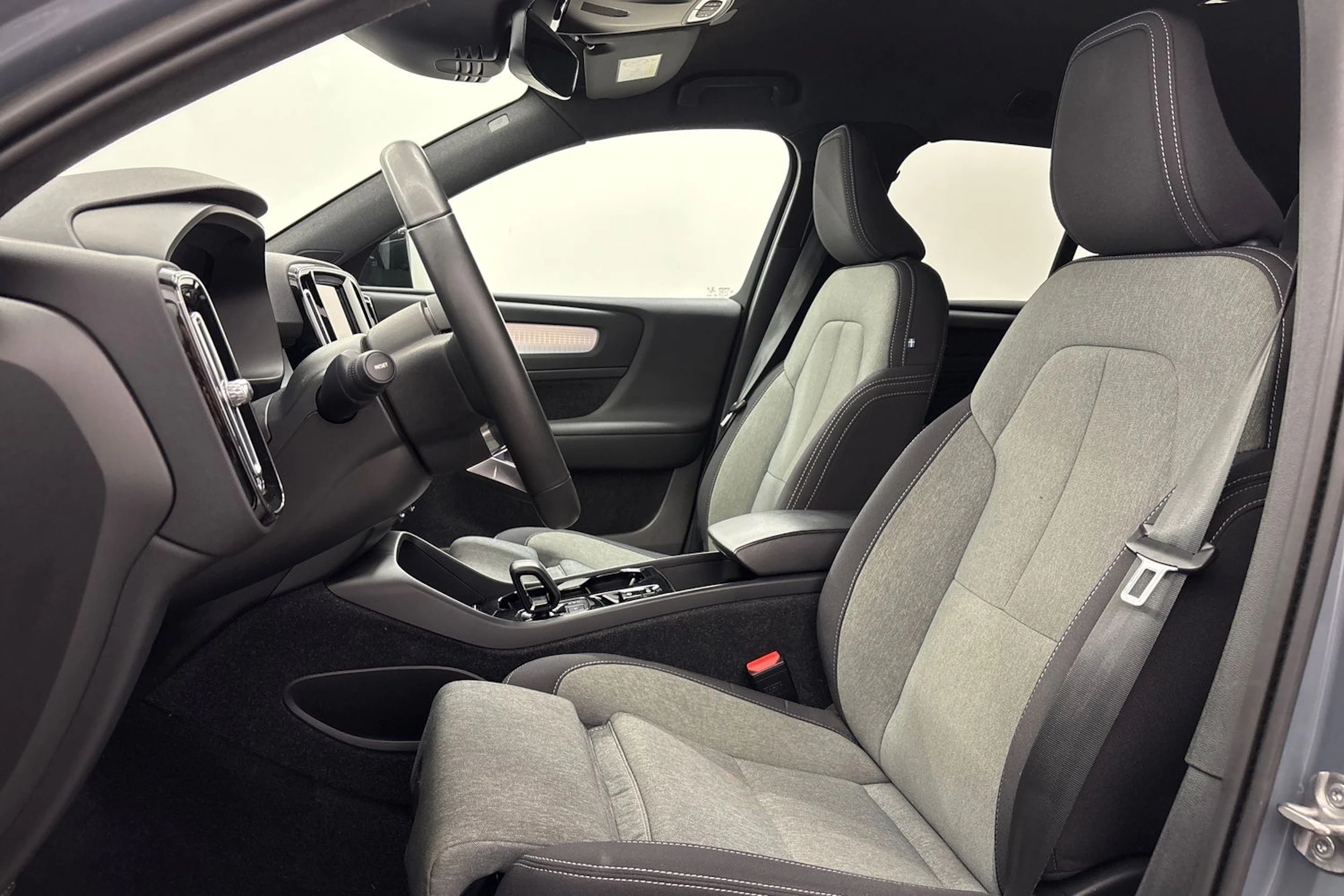 harmaa Volvo XC40 2023 kuva 15.