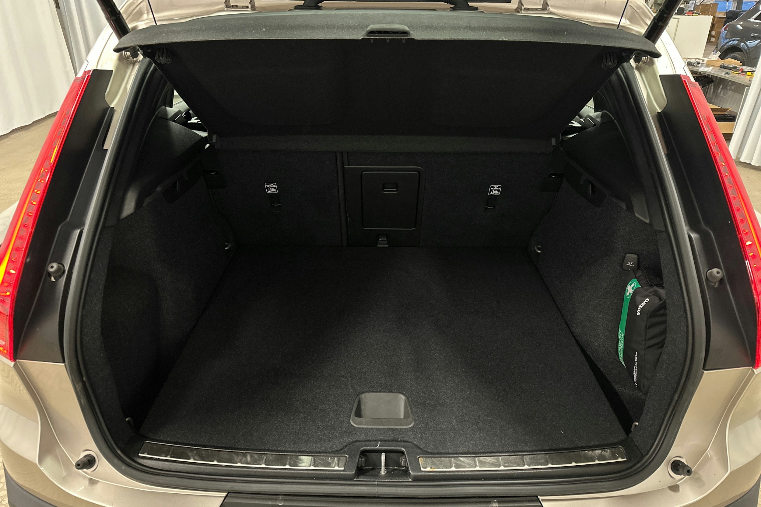 met. ruskea (beige) Volvo XC40 2023 kuva 14.