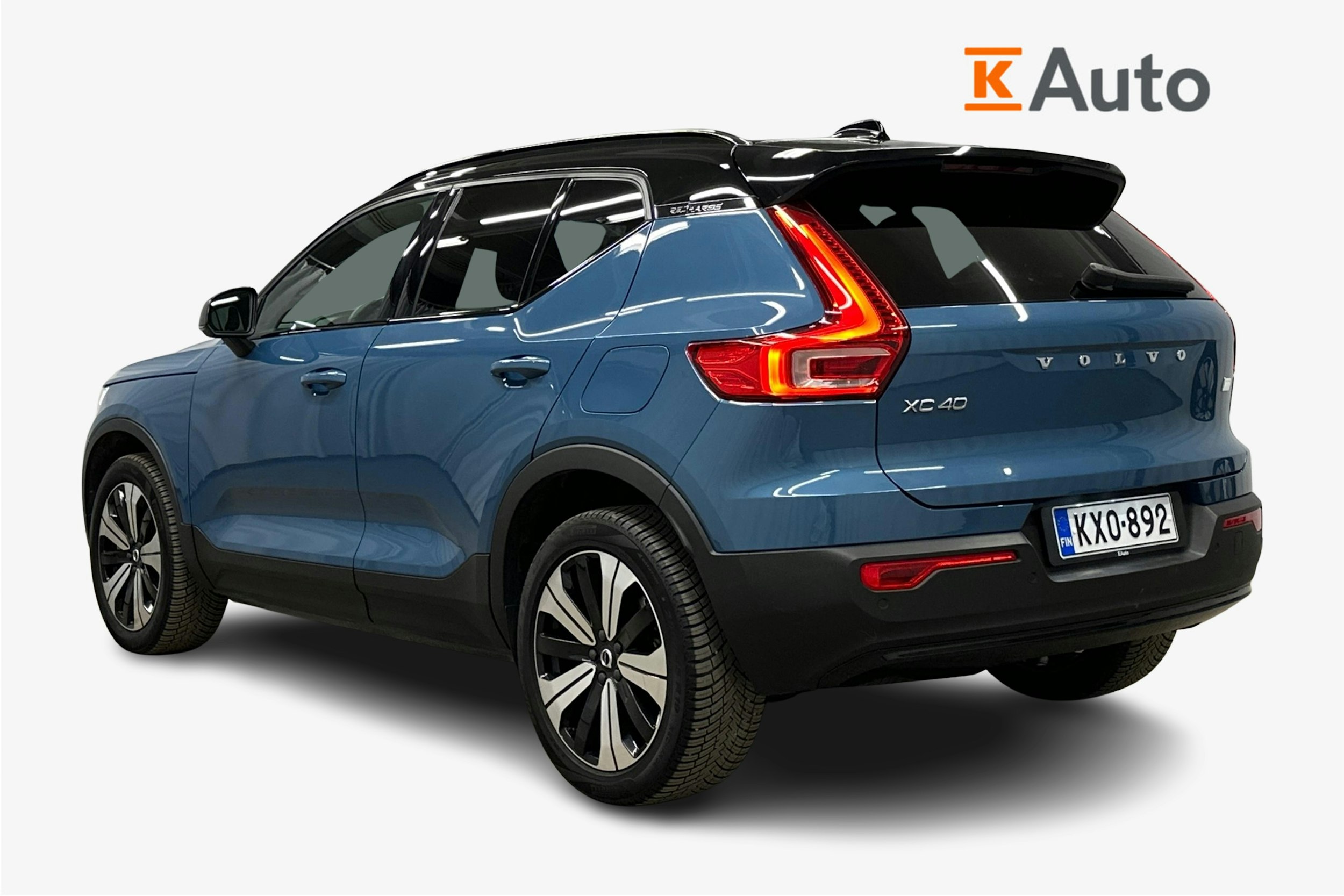 sininen Volvo XC40 2023 kuva 2.