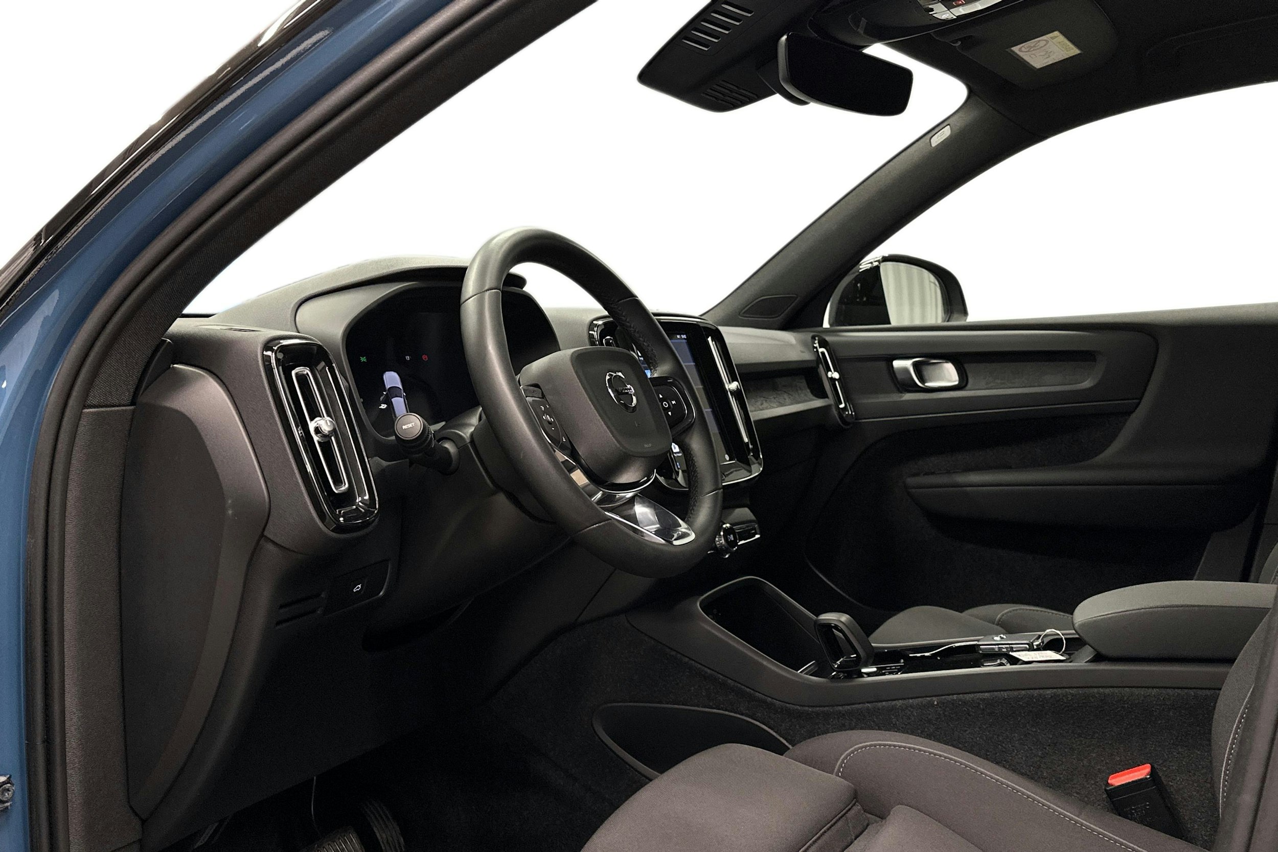 sininen Volvo XC40 2023 kuva 7.