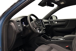 sininen Volvo XC40 2023 kuva 7.