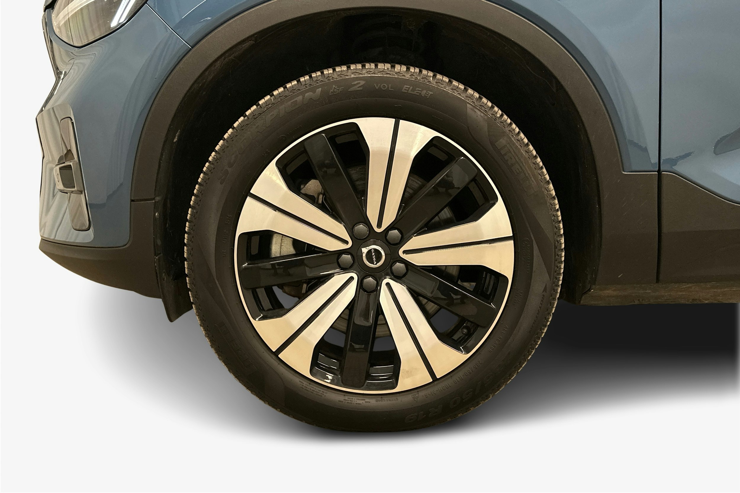 sininen Volvo XC40 2023 kuva 11.