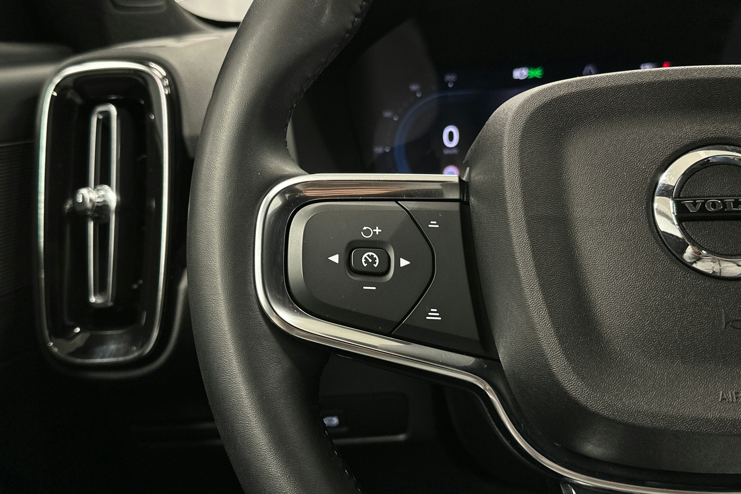 sininen Volvo XC40 2023 kuva 14.