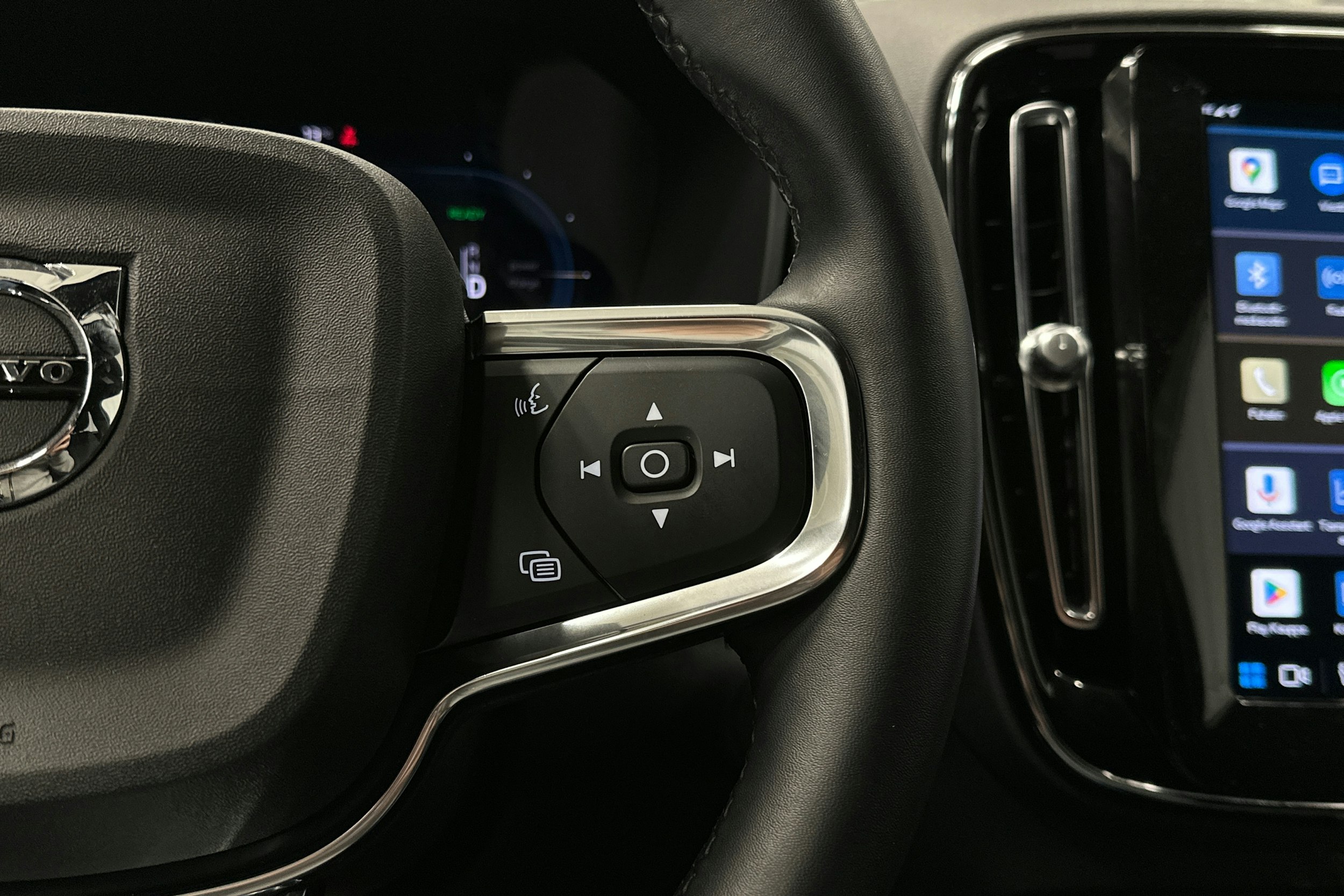 sininen Volvo XC40 2023 kuva 15.