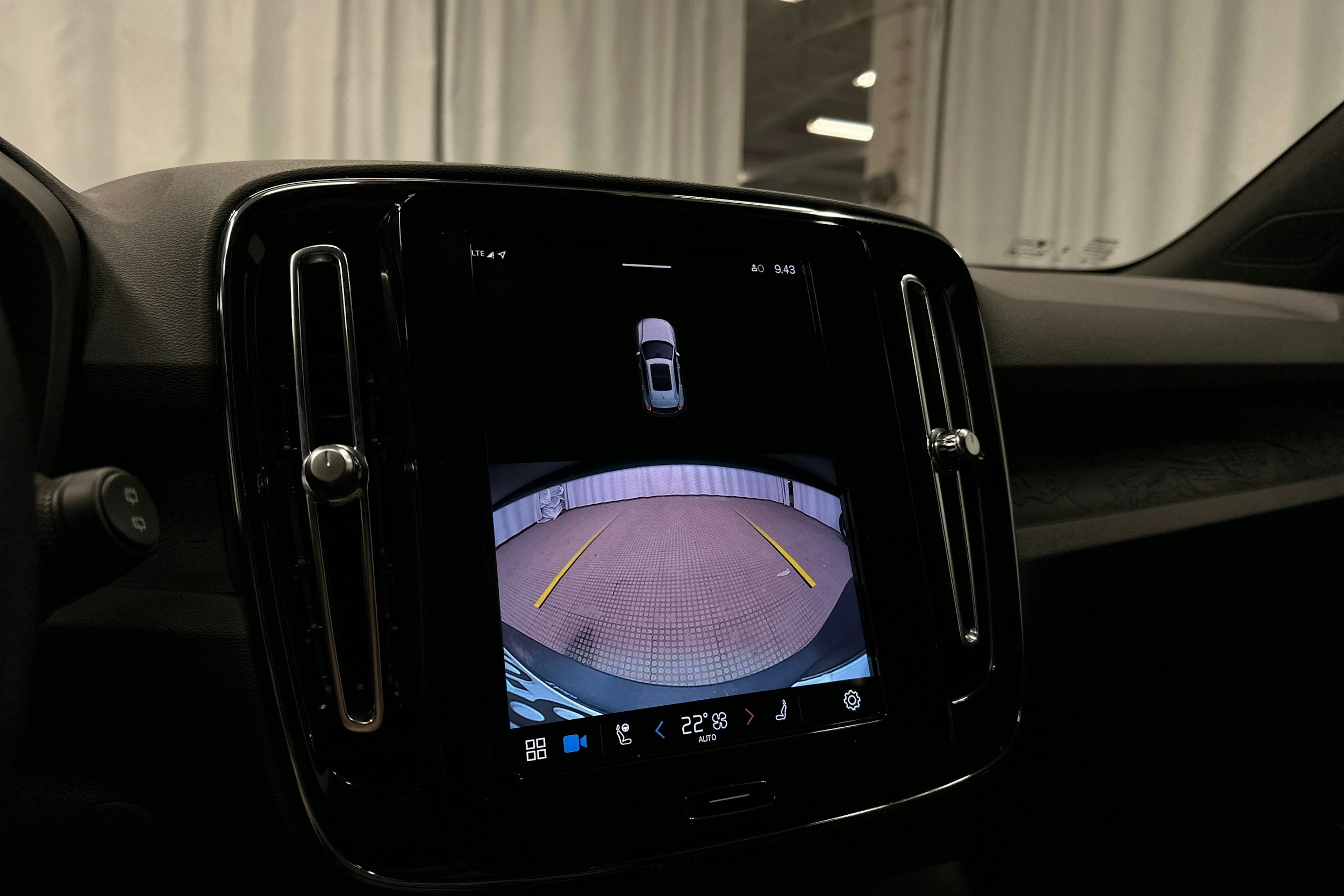 sininen Volvo XC40 2023 kuva 17.