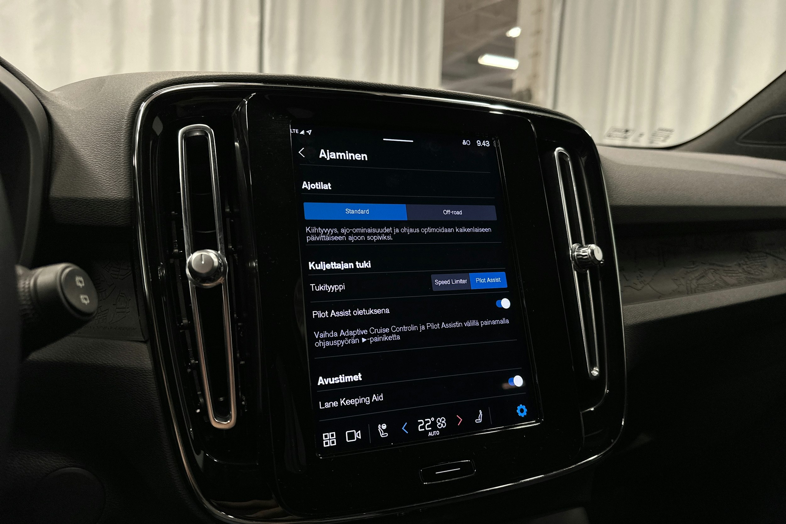 sininen Volvo XC40 2023 kuva 18.