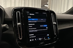 sininen Volvo XC40 2023 kuva 18.