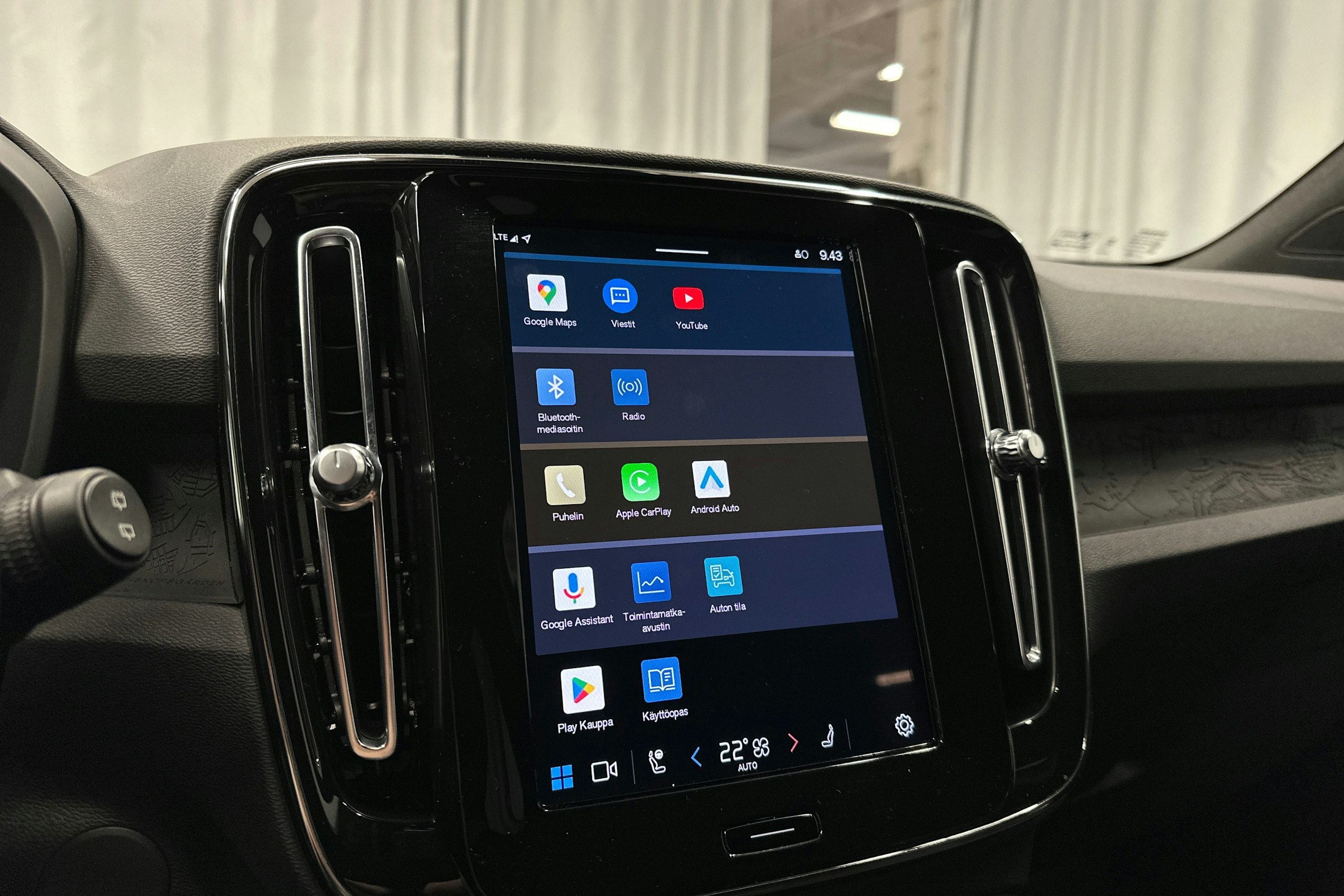 sininen Volvo XC40 2023 kuva 19.