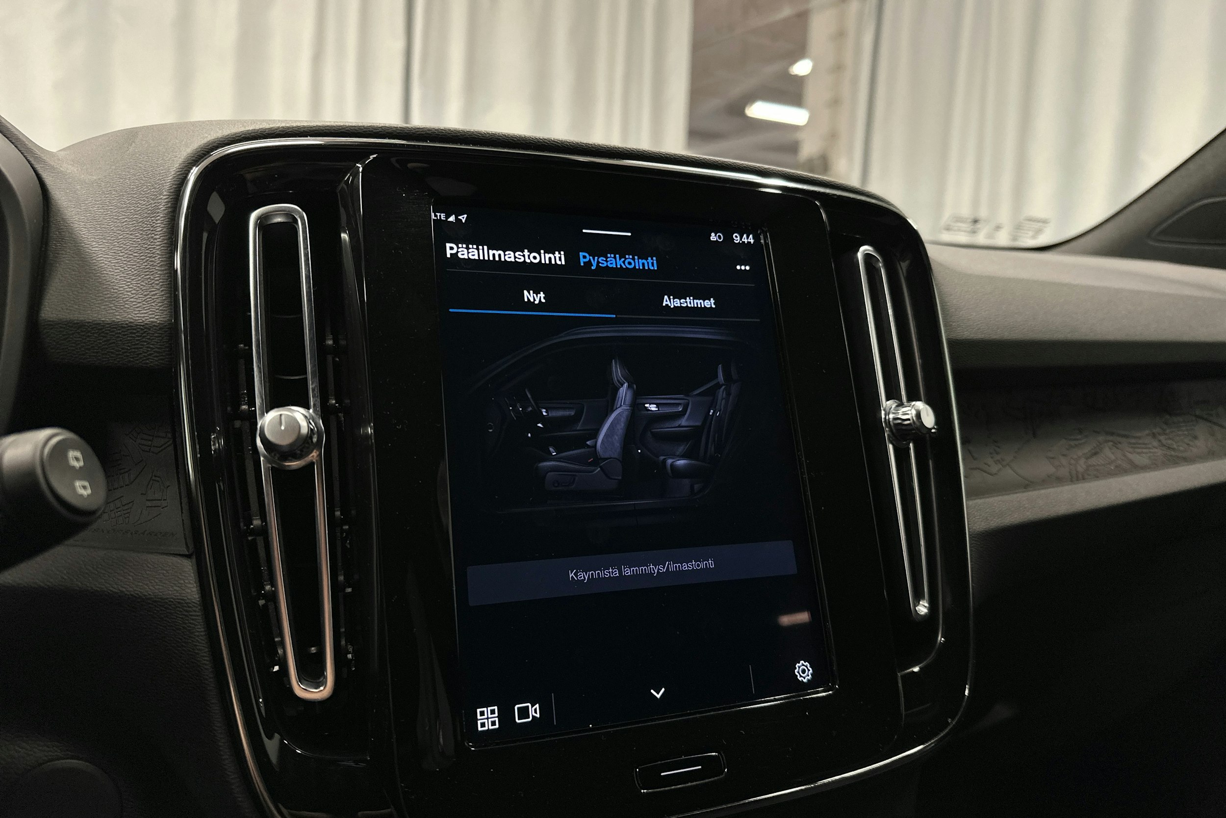 sininen Volvo XC40 2023 kuva 20.