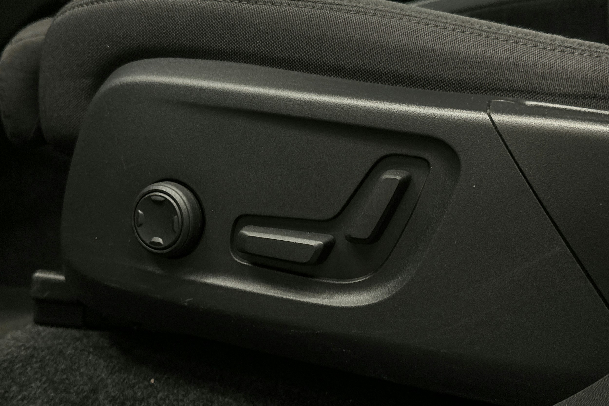 sininen Volvo XC40 2023 kuva 22.