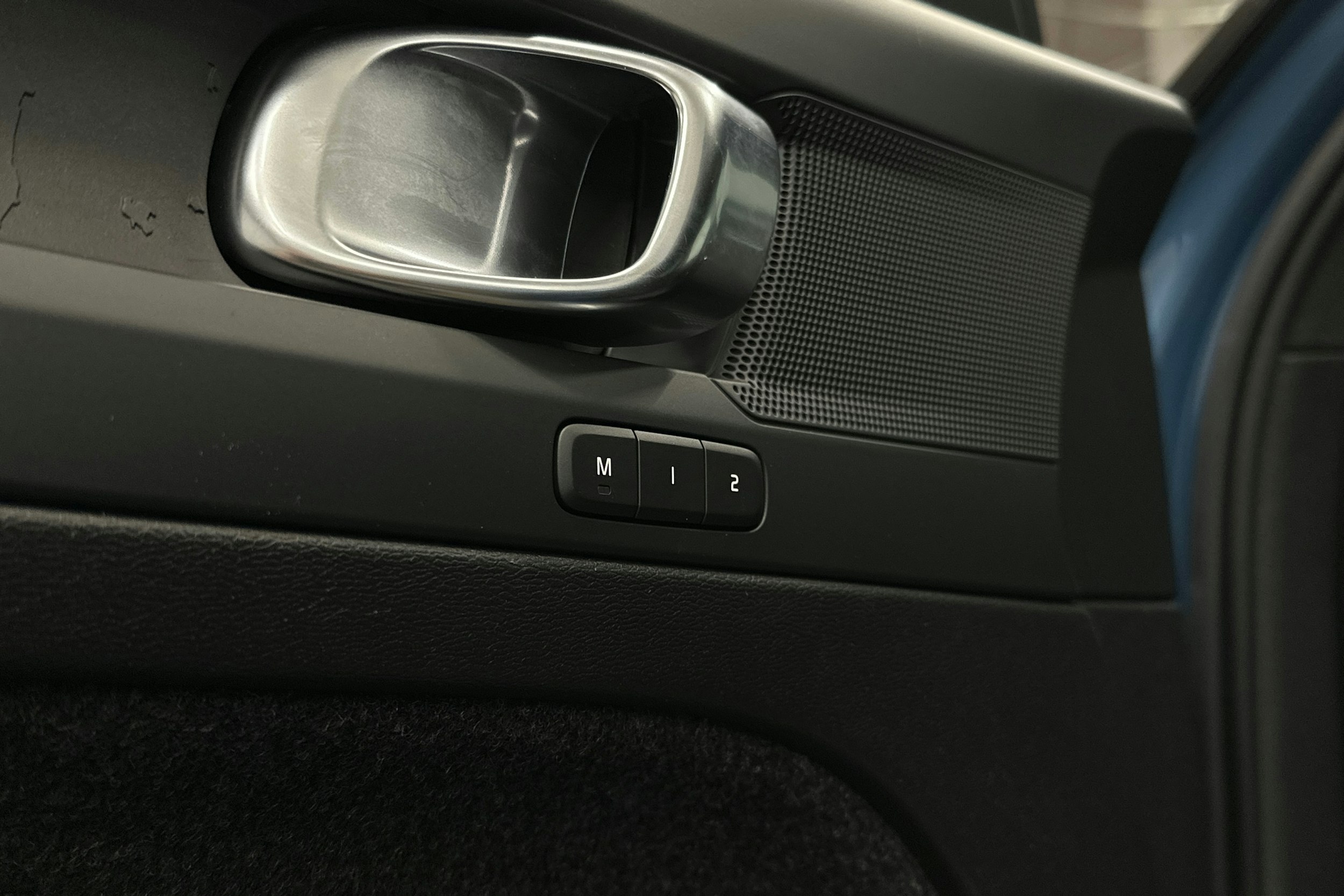 sininen Volvo XC40 2023 kuva 23.