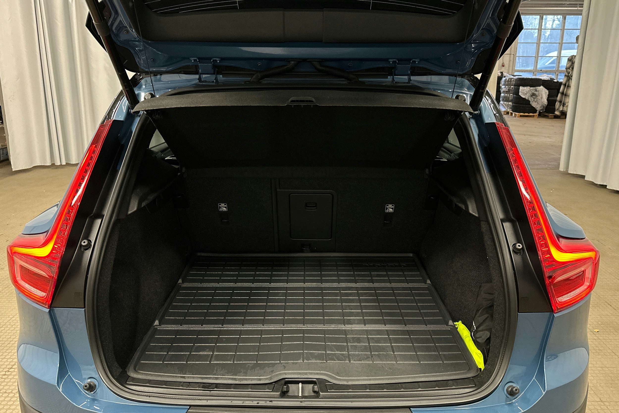 sininen Volvo XC40 2023 kuva 24.