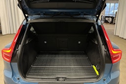 sininen Volvo XC40 2023 kuva 24.