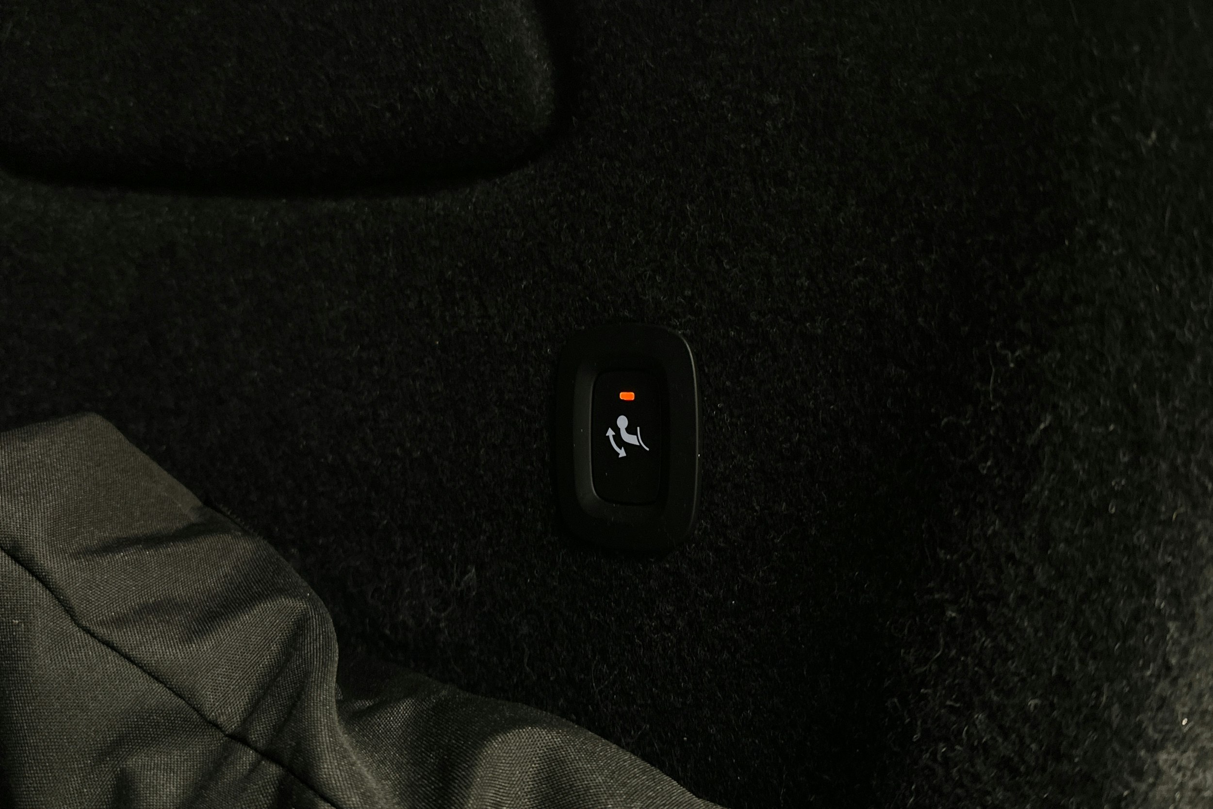 sininen Volvo XC40 2023 kuva 26.