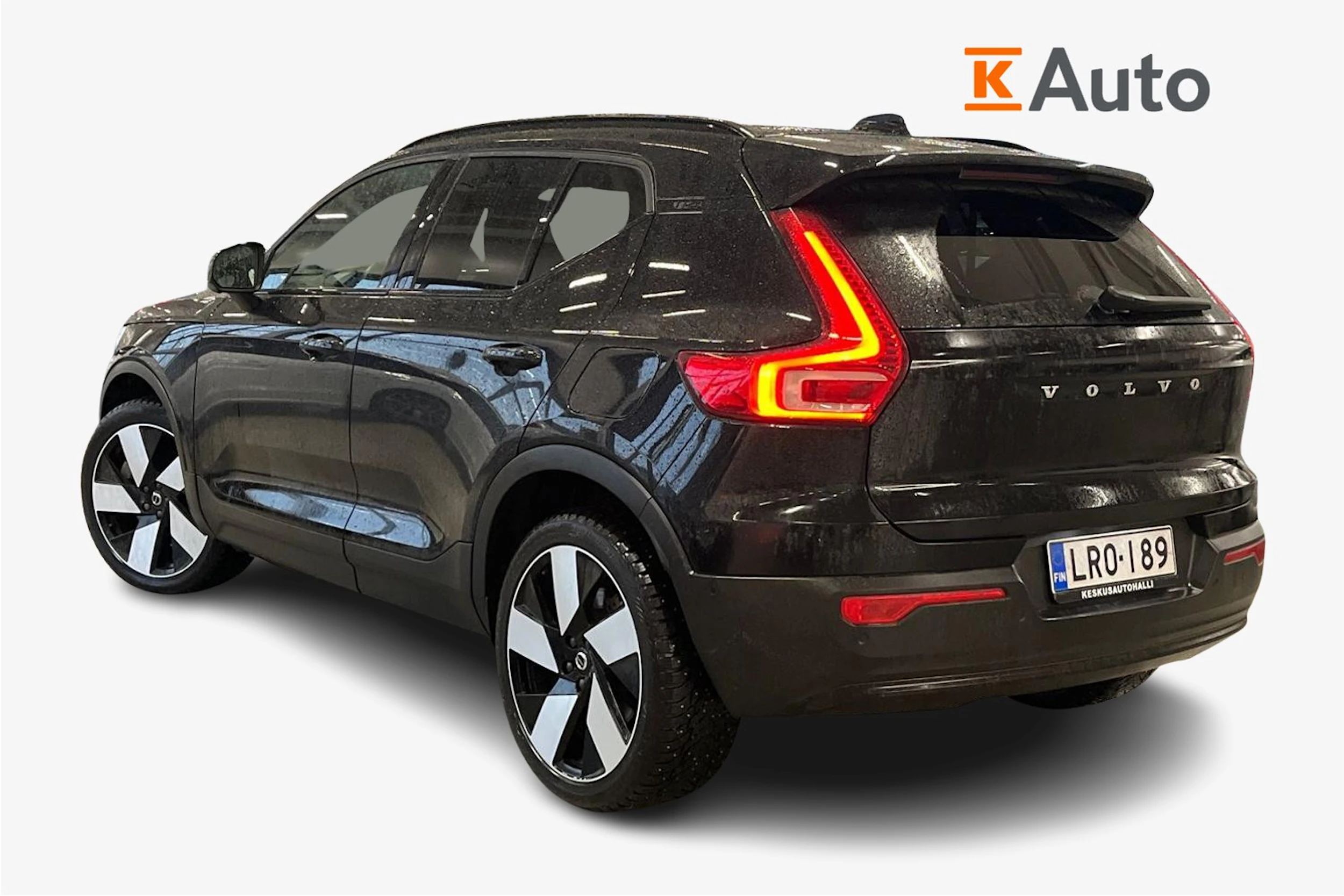 musta Volvo XC40 2023 kuva 2.