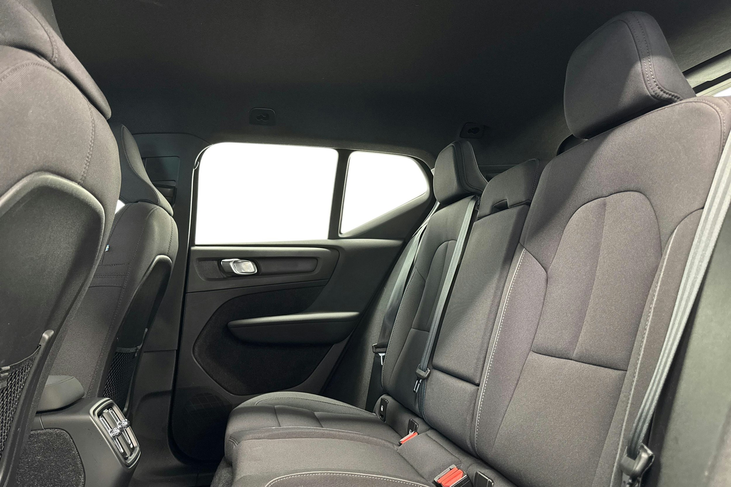 Harmaa Volvo XC40 2023 kuva 10.