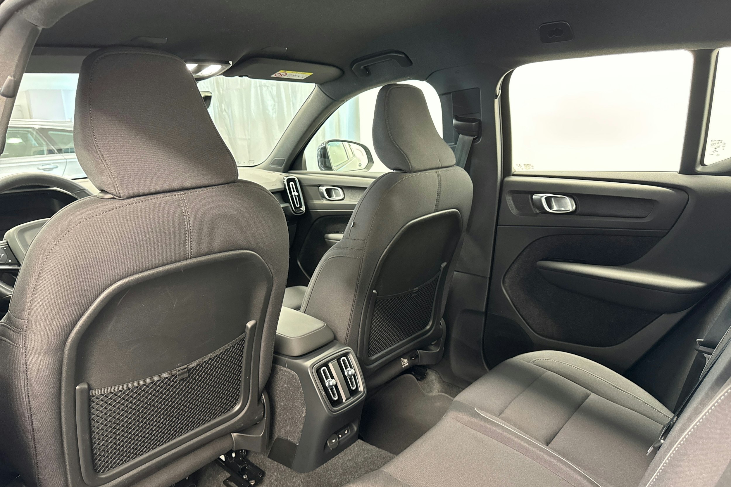 Harmaa Volvo XC40 2023 kuva 14.