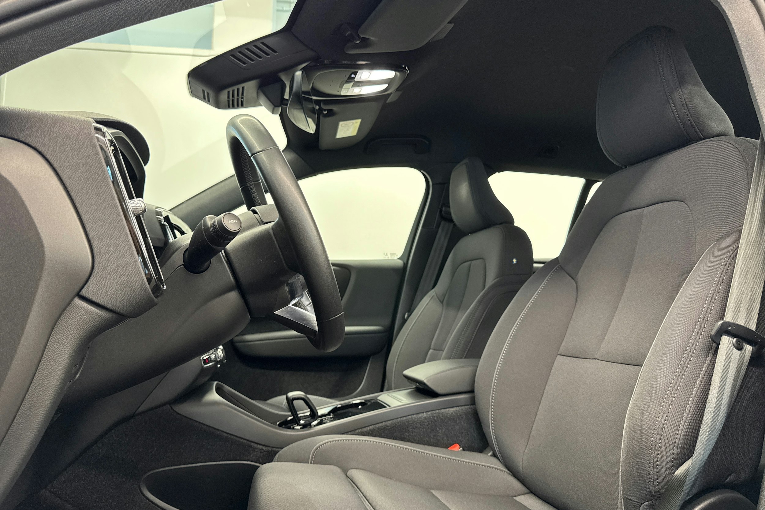 Harmaa Volvo XC40 2023 kuva 15.