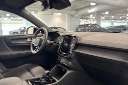 Harmaa Volvo XC40 2023 kuva 16.