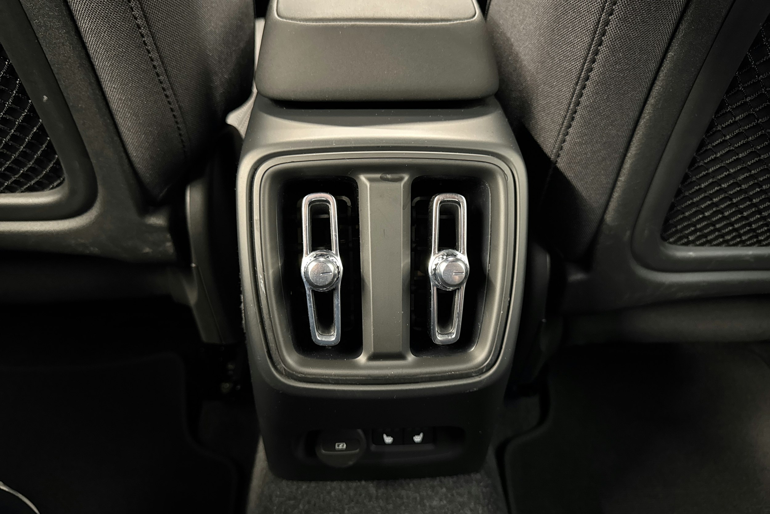 Harmaa Volvo XC40 2023 kuva 17.