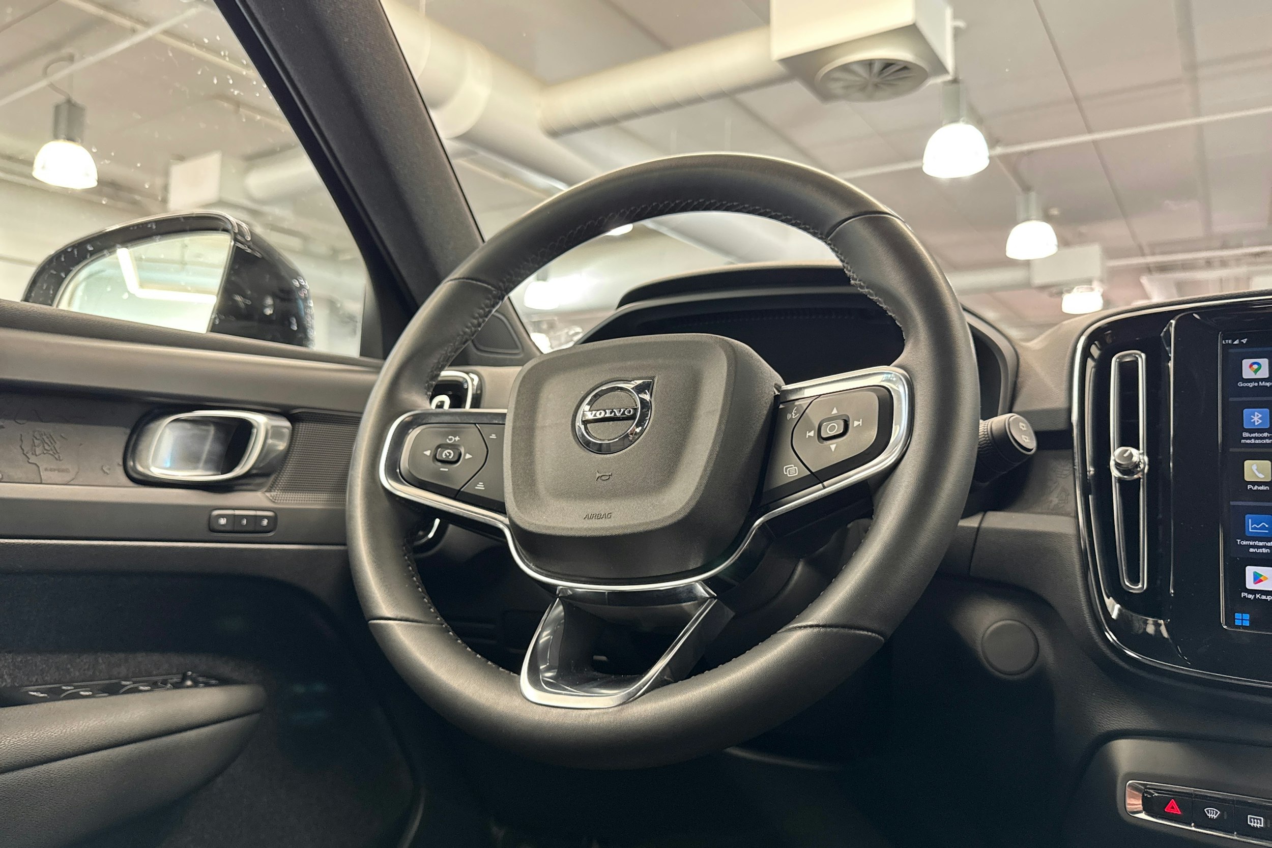 Harmaa Volvo XC40 2023 kuva 18.