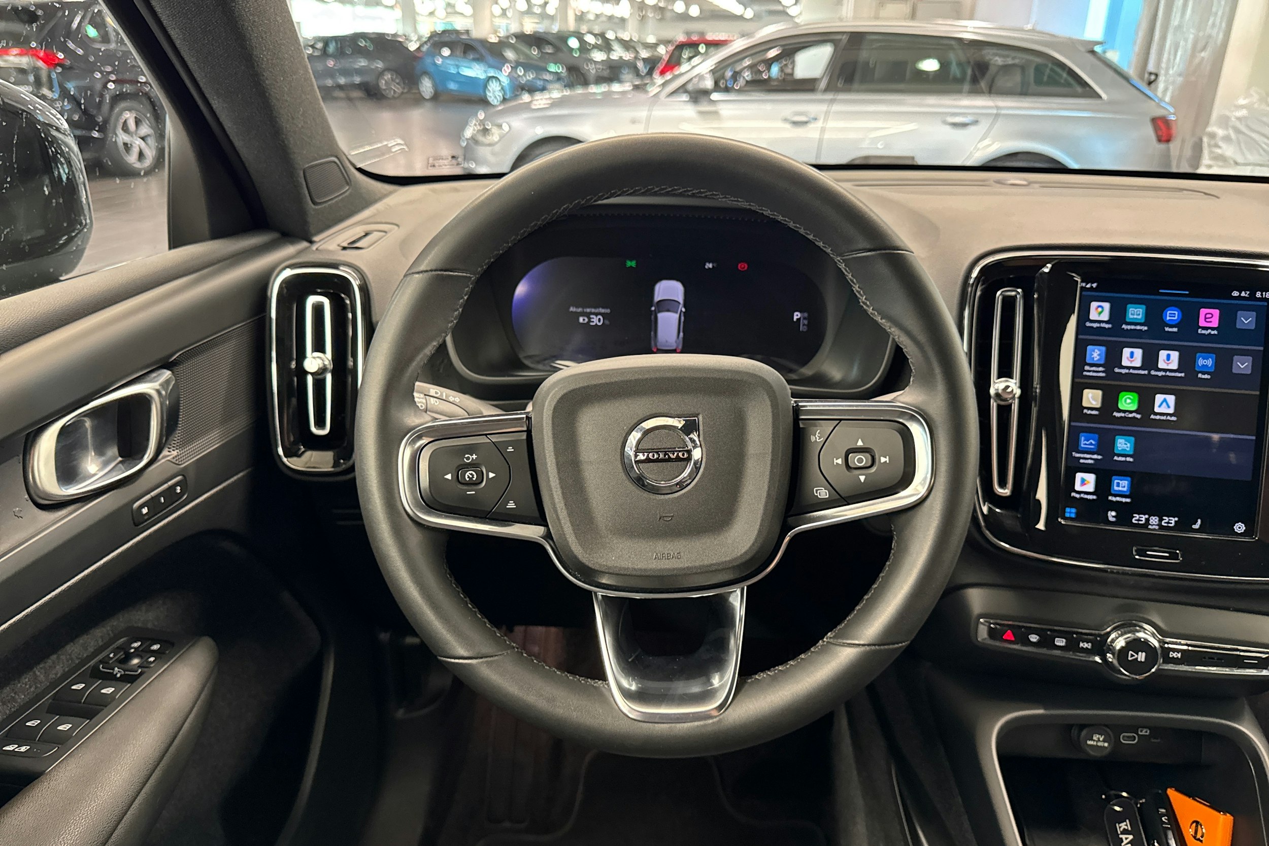 Harmaa Volvo XC40 2023 kuva 19.