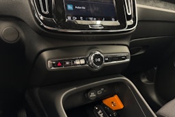 Harmaa Volvo XC40 2023 kuva 27.