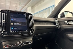 Harmaa Volvo XC40 2023 kuva 29.