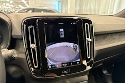 Harmaa Volvo XC40 2023 kuva 32.