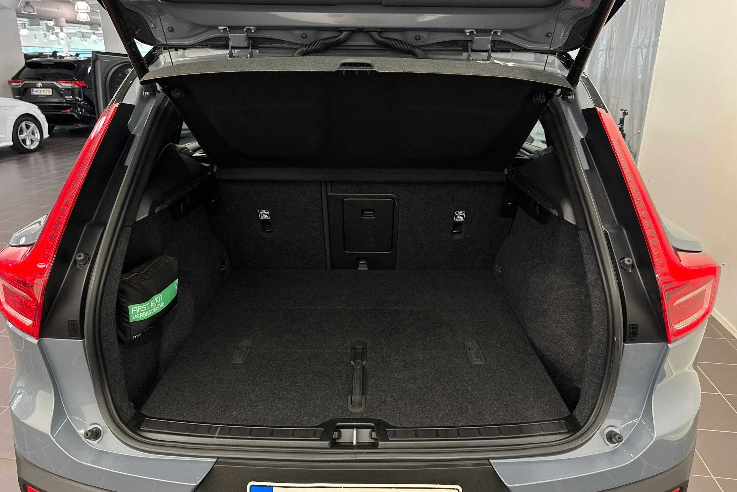 Harmaa Volvo XC40 2023 kuva 35.