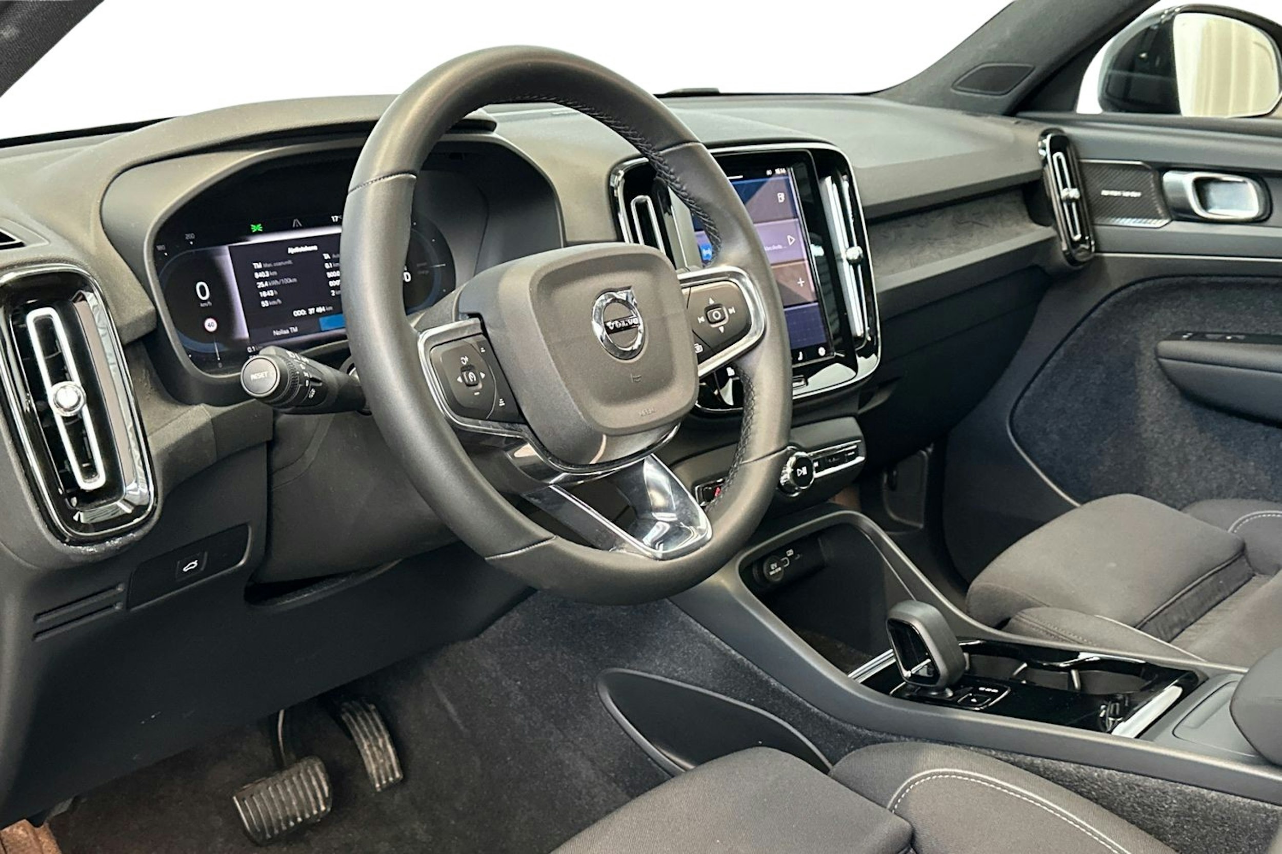 Musta Volvo XC40 2023 kuva 6.