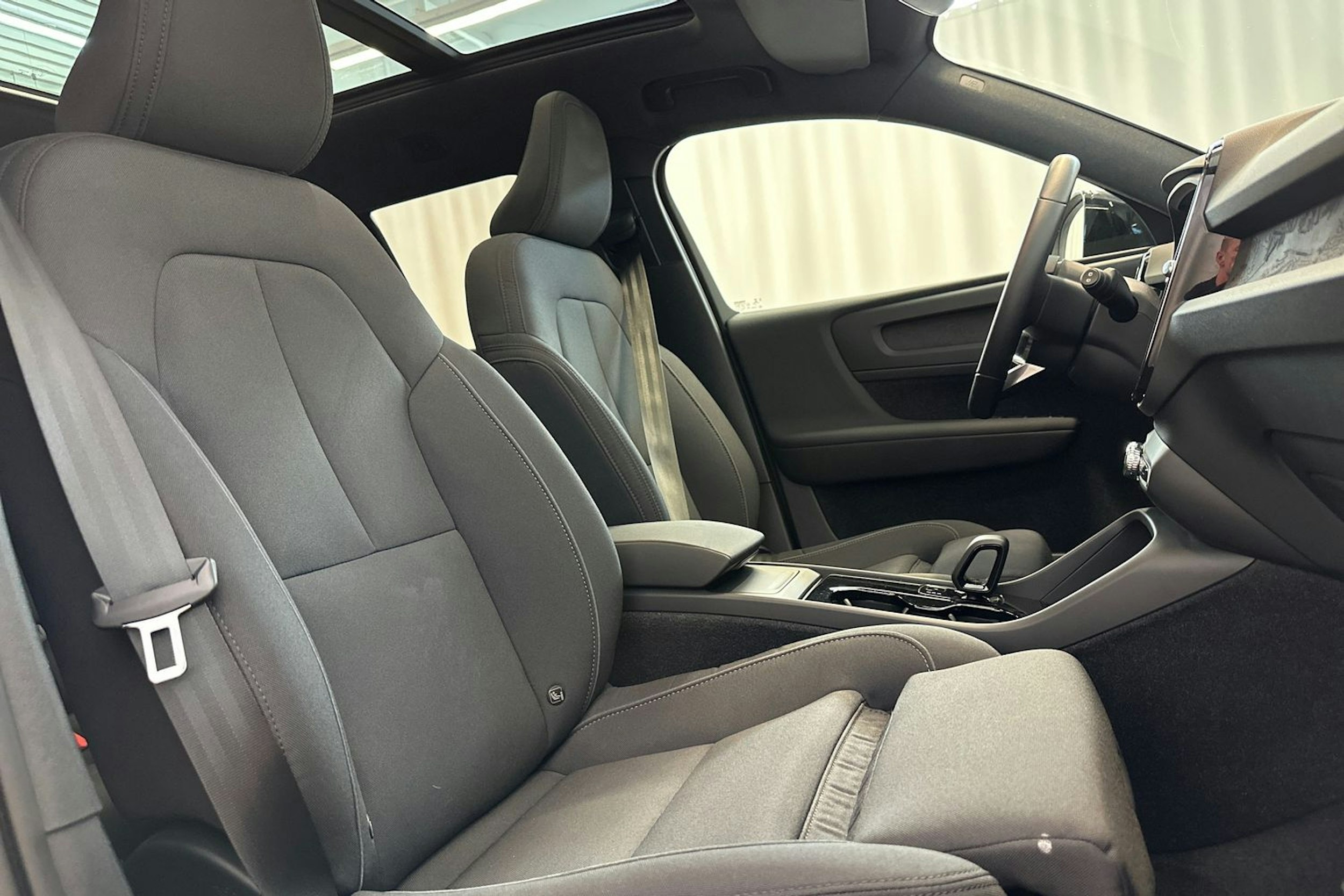 Musta Volvo XC40 2023 kuva 8.