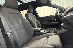 Musta Volvo XC40 2023 kuva 8.