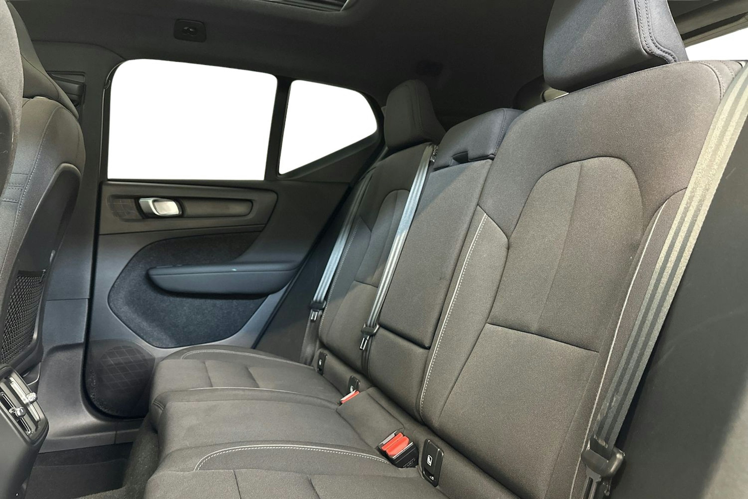 Musta Volvo XC40 2023 kuva 9.