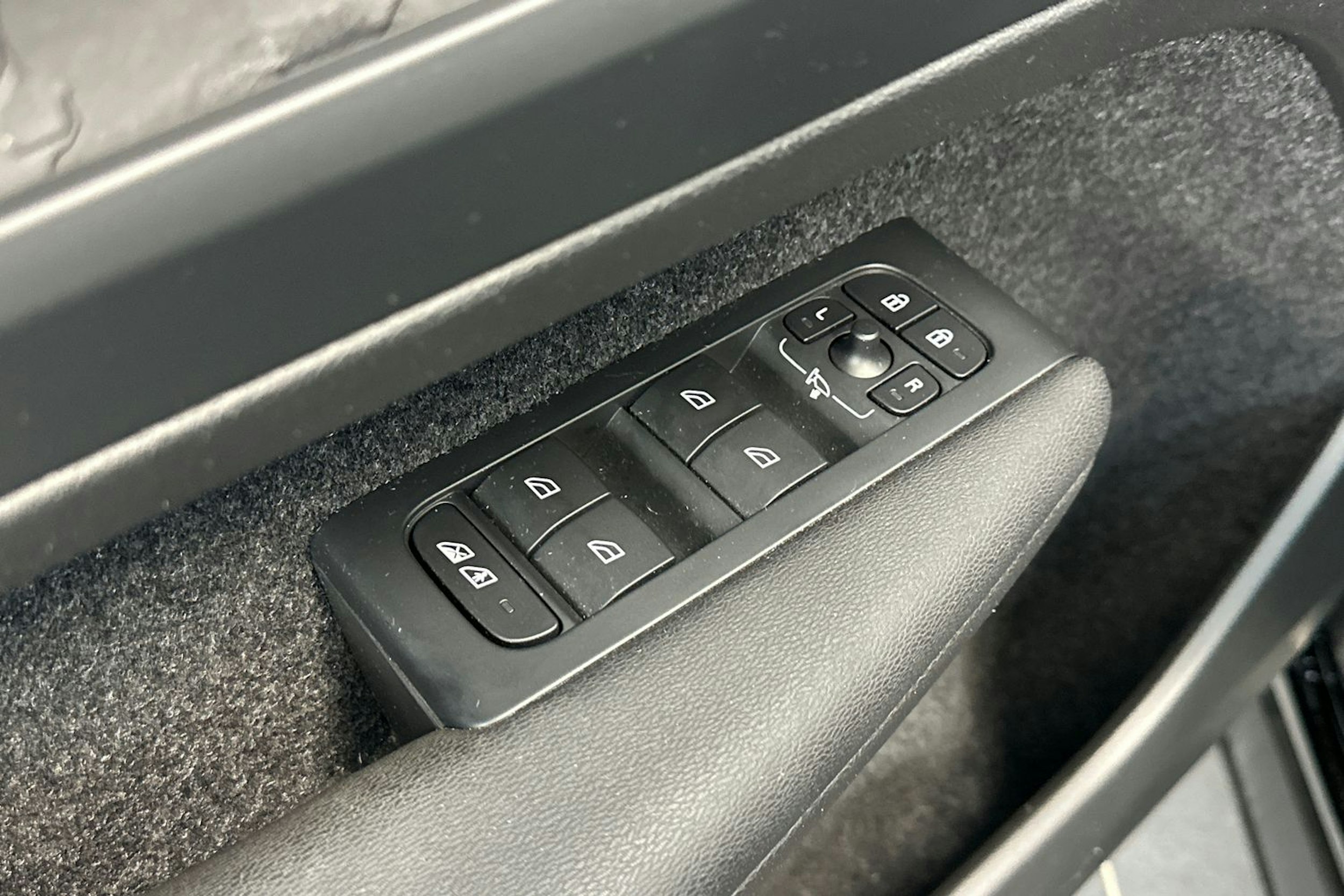 Musta Volvo XC40 2023 kuva 10.