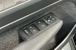 Musta Volvo XC40 2023 kuva 10.