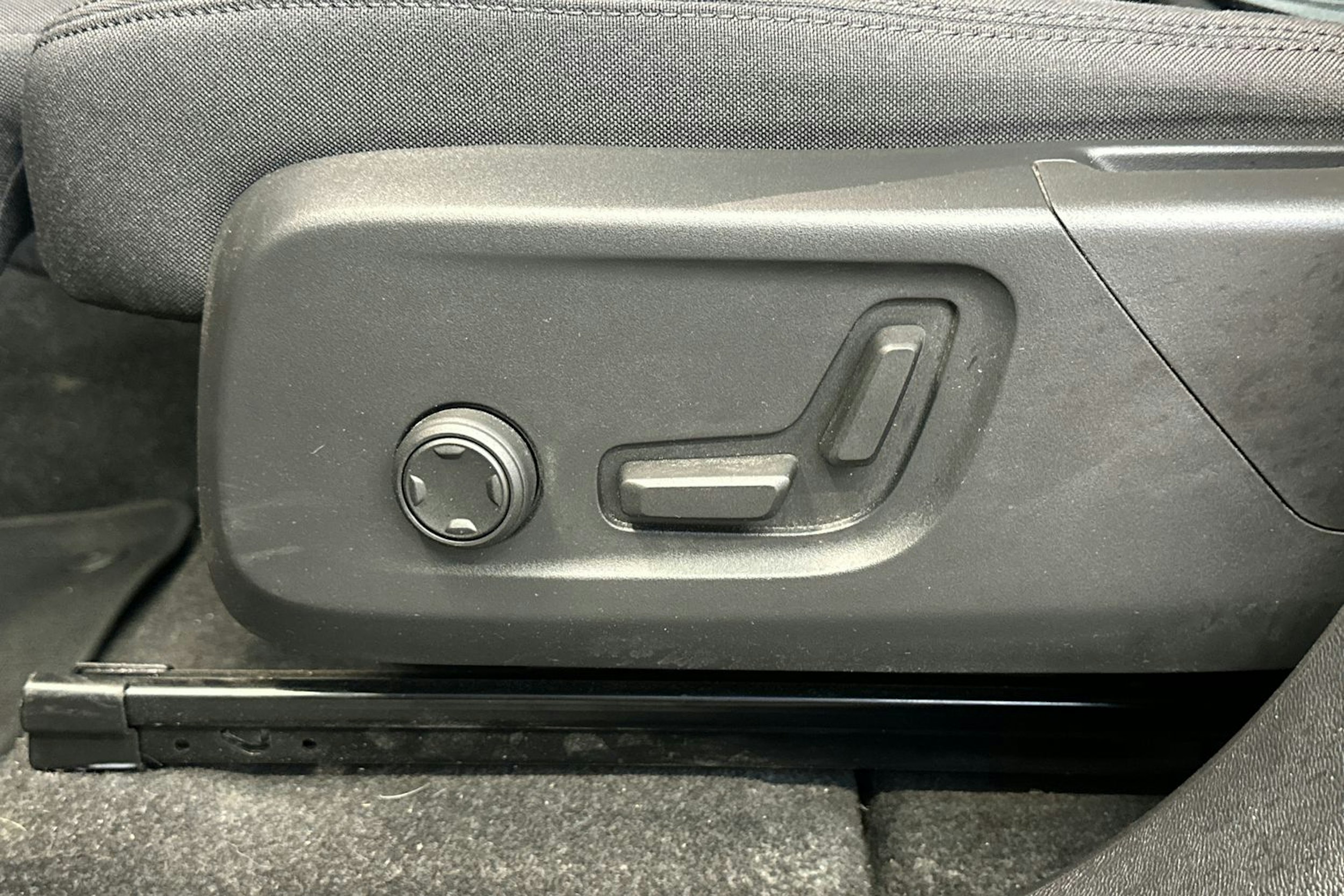 Musta Volvo XC40 2023 kuva 13.