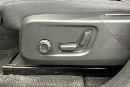 Musta Volvo XC40 2023 kuva 13.
